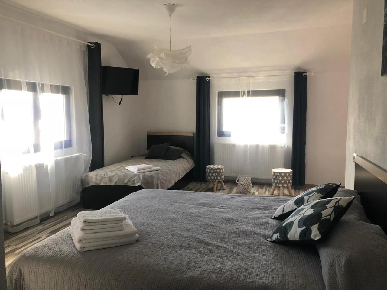 Livada Cu Meri Căpăţîneni-Ungureni Exterior foto