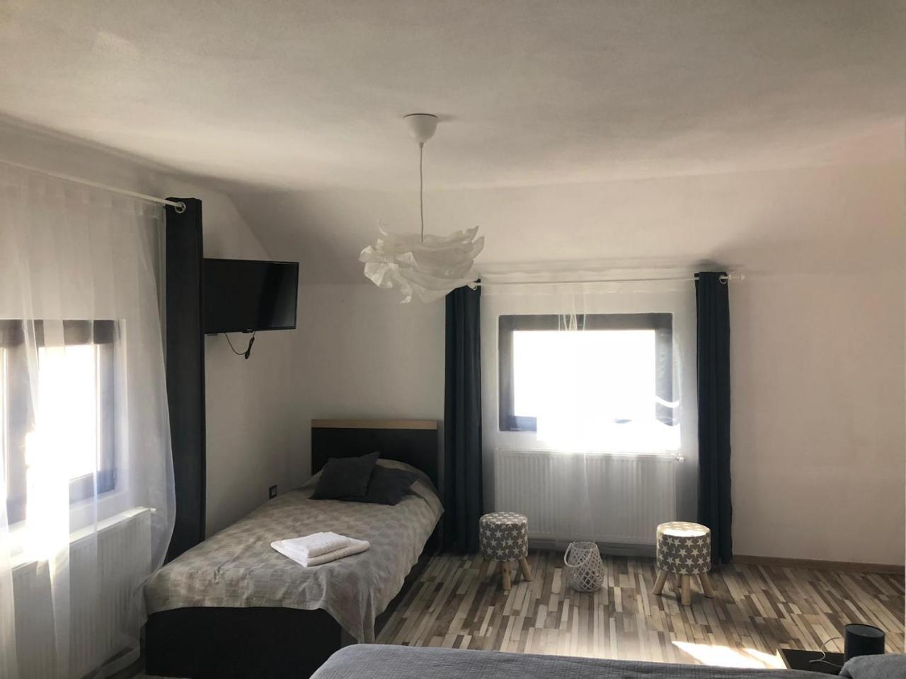 Livada Cu Meri Căpăţîneni-Ungureni Exterior foto
